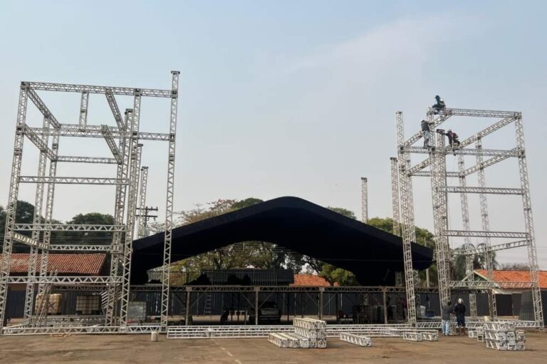 Estrutura da Expô Araçatuba começa a ser montada no recinto Clibas de Almeida Prado