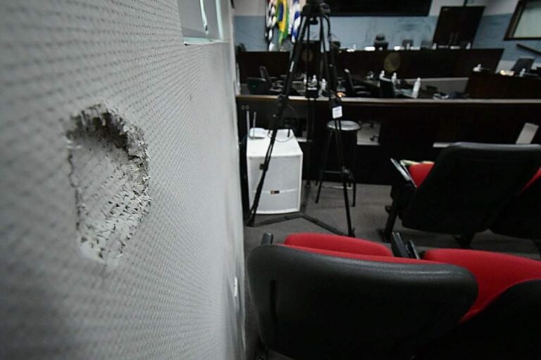 Câmara de Araçatuba solicita inquérito após dano ao patrimônio público durante sessão