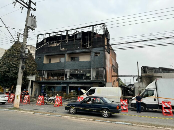 Incêndio atinge loja em Aparecida e interdita avenida principal