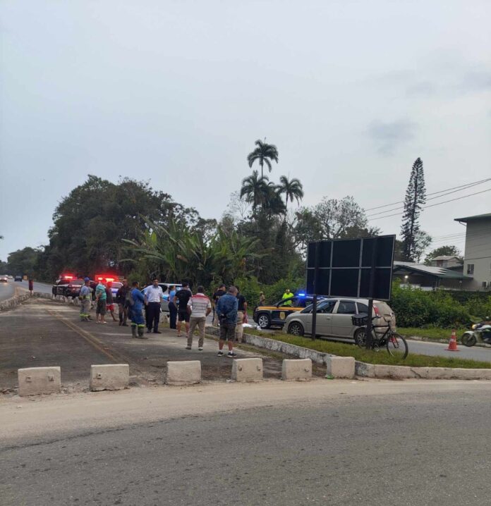 Ciclista morre atropelada na Rio-Santos no Litoral Norte