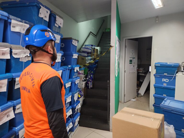 Funcionária fica presa após desabamento de piso em farmácia