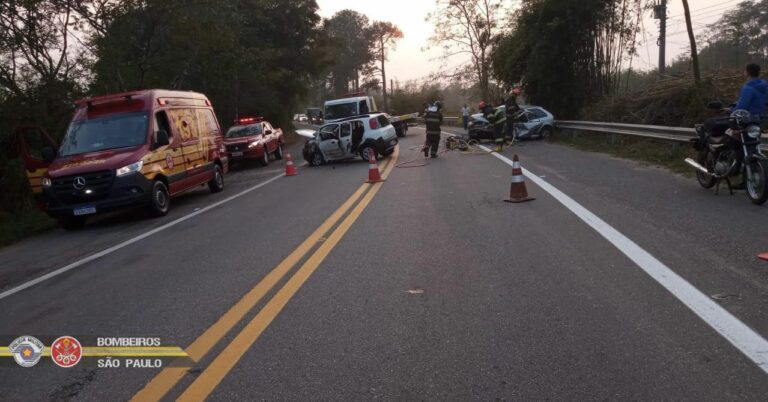 Colisão frontal entre dois carros deixa 5 feridos no interior de SP