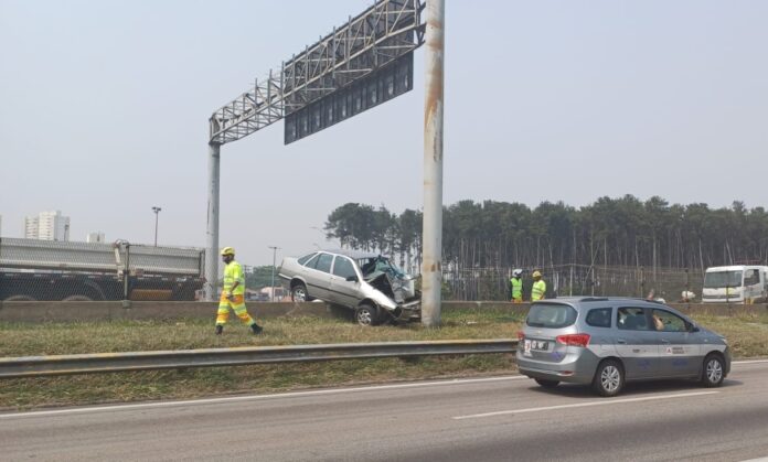 Carro atravessa barreira e bate contra pilastra na via Dutra