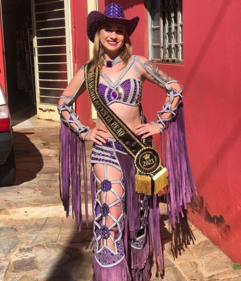 A jovem de 21 anos que era madrinha do Rodeio de Santo Antônio de Posse, faleceu tragicamente na manhã de hoje após colidir com um caminhão na rodovia Prefeito Aziz Lian,