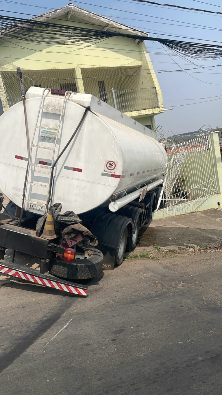 Caminhão perde freio e invade casa em Piracicaba