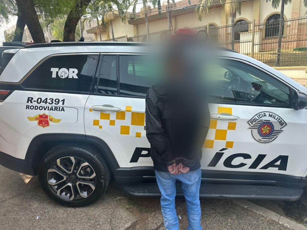 Rapaz de 23 anos é preso por tráfico de drogas em Sumaré (Foto: TOR/1º BAEP)