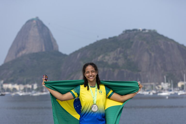 Atleta da Baixada Santista é vice-campeã mundial de wrestling universitário no RJ