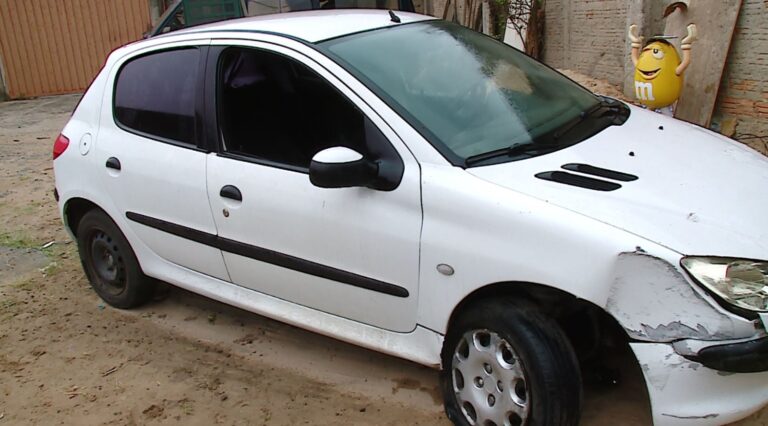 Mulher tem carro roubado quando chegava em casa em Campinas