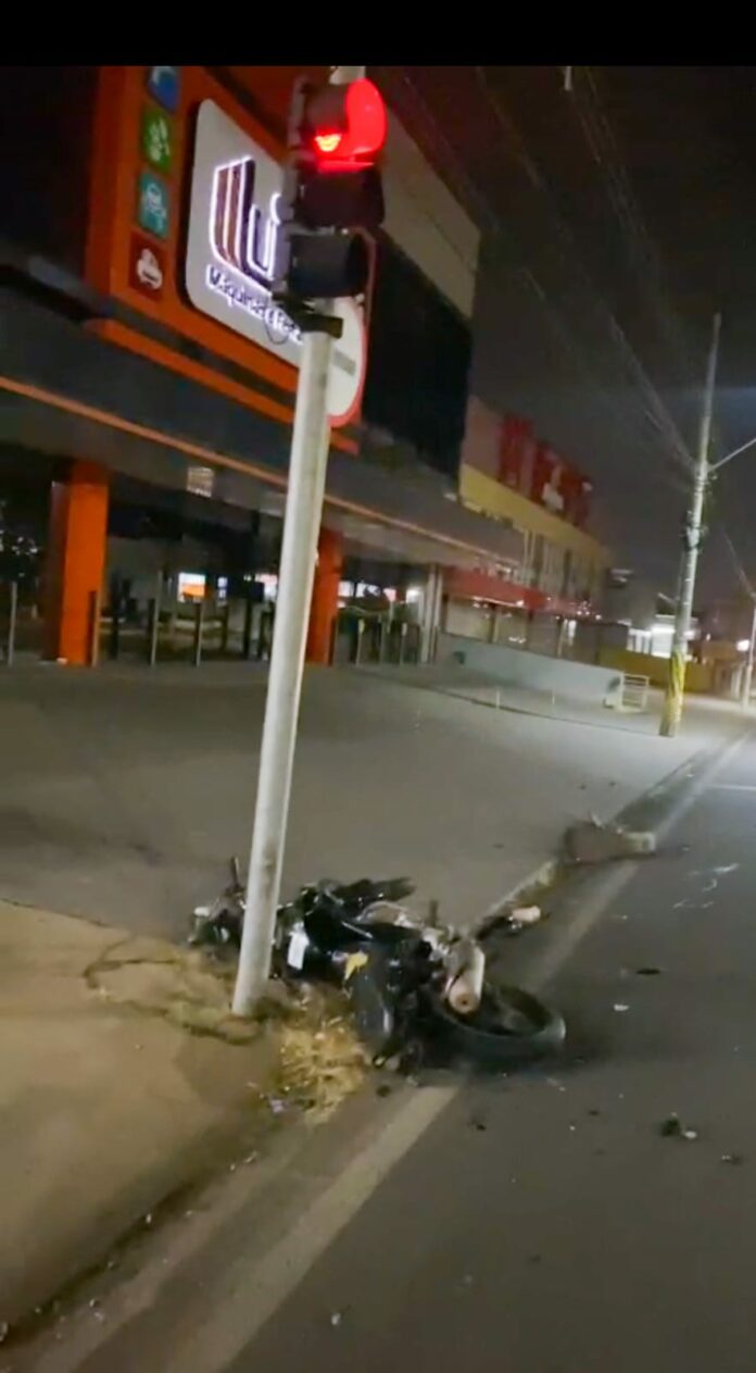 Motorista atropela motociclista e foge sem prestar socorro Motorista atropela motociclista e foge sem prestar socorro