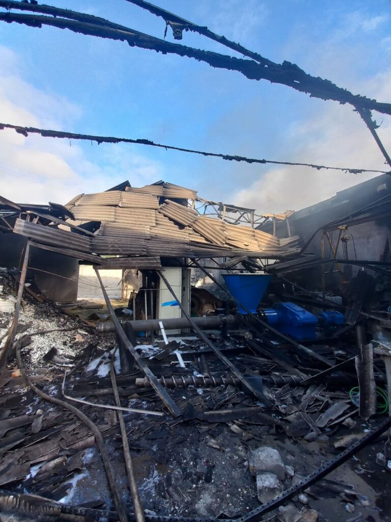 Incêndio de grandes proporções atinge depósito de recicláveis