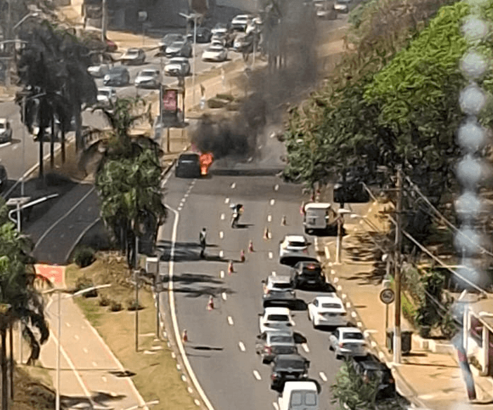 Range Rover pega fogo na Avenida Norte-Sul em Campinas