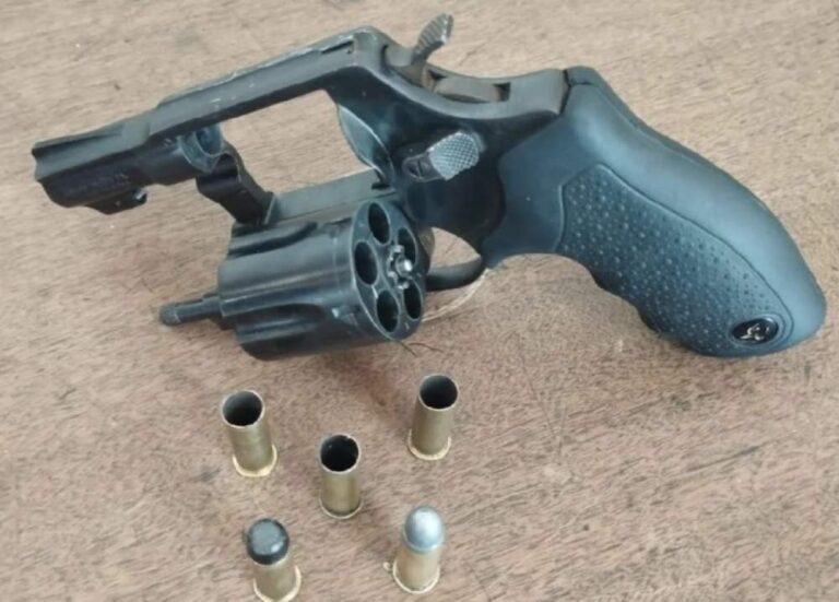 Jovem é preso por posse ilegal de arma em Birigui após postar foto com o revólver em rede social
