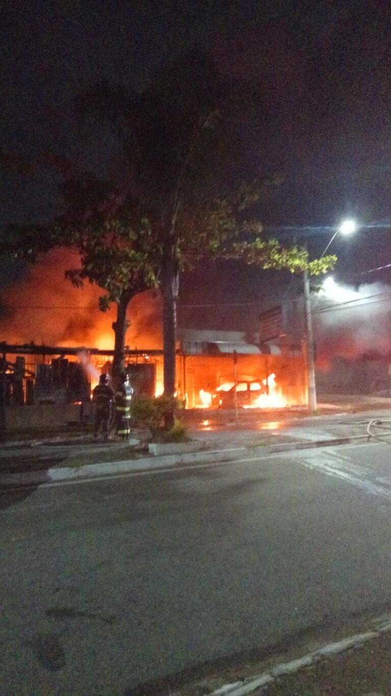Loja de materiais de construção pega fogo em Taubaté
