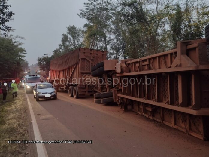 Carreta bitrem carregada com cana-de-açúcar tomba e interdita rodovia Zeferino Vaz Carreta bitrem carregada com cana-de-açúcar tomba e interdita rodovia Zeferino Vaz