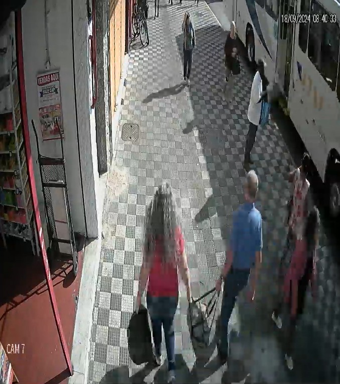VÍDEO: Idoso cai de ônibus e quase é atropelado em Jacareí VÍDEO: Idoso cai de ônibus e quase é atropelado em Jacareí