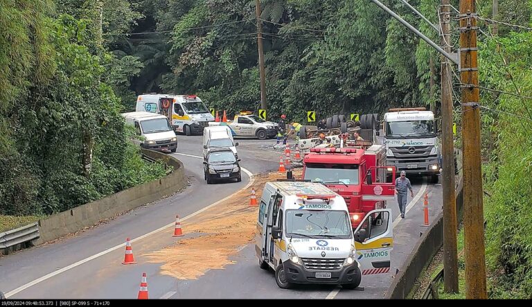 Caminhão tomba e interdita Tamoios em Caraguatatuba