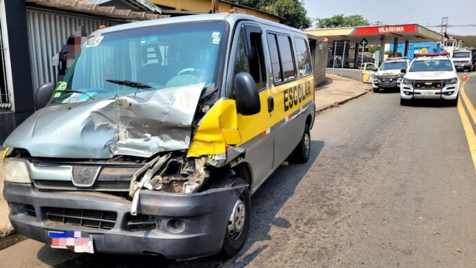 WhatsApp Image 2024-09-19 at 13.05.36 A van colidiu na traseira do caminhão, resultando em ferimentos leves para os ocupantes.