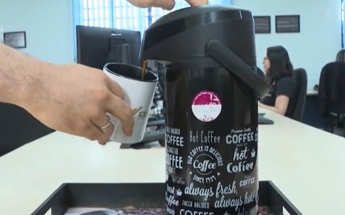 97% dos brasileiros tomam café ao acordar, segundo a ABIC 97% dos brasileiros tomam café ao acordar, segundo a ABIC