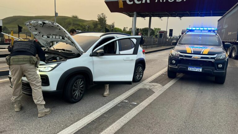 Homem é preso com carro furtado na Dutra em Jacareí