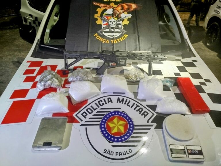 Homem é preso com drogas, motor de moto roubada e réplica de fuzil em São José