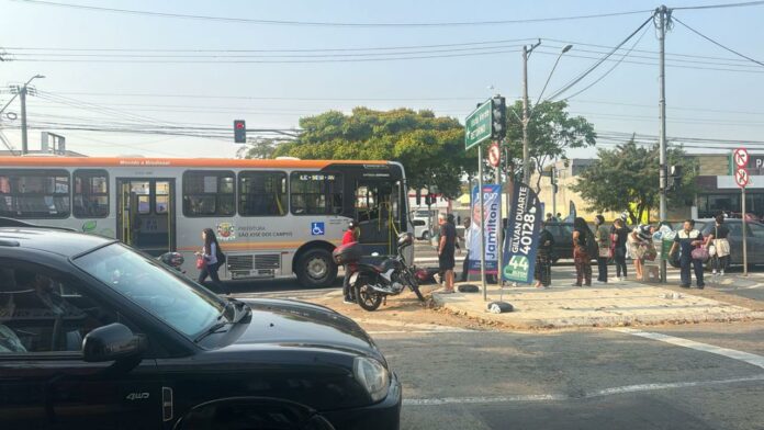 Motociclista fica ferido em acidente com ônibus em São José dos Campos