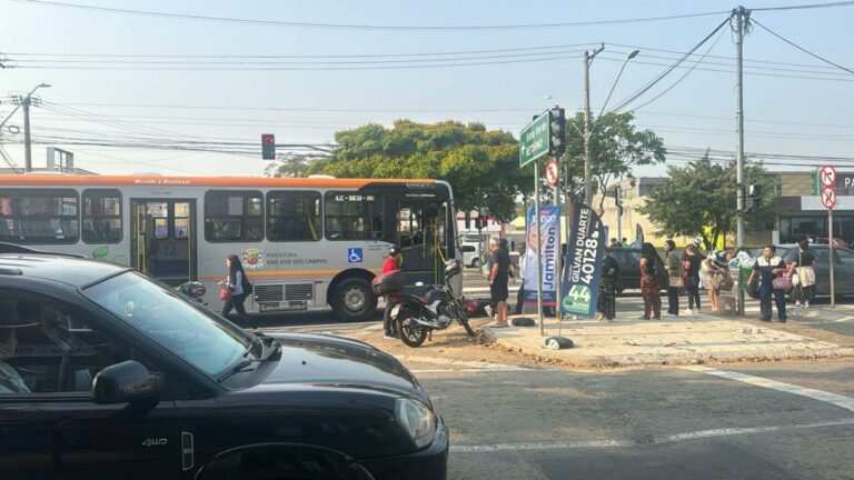 Motociclista fica ferido em acidente com ônibus em São José dos Campos