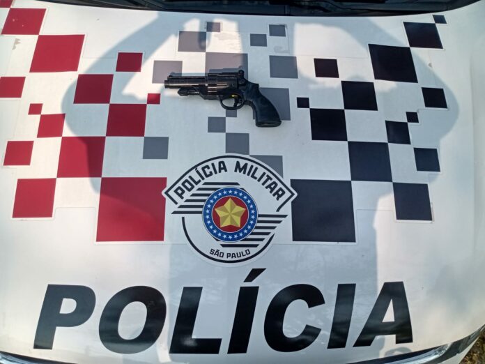 Menor é apreendido com réplica de arma de fogo após ameaças em escola em Cruzeiro