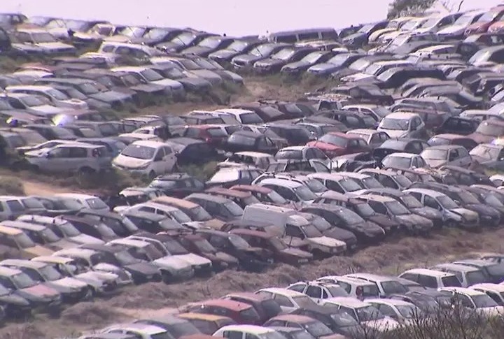 "Cemitério de carros" abandonados gera polêmica em Jacareí (SP)