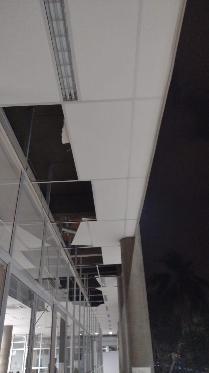 Ventania em Campinas levanta placas do teto do Hospital Mario Gatti