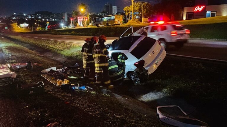Acidente entre carro e carreta deixa uma vítima grave na Rodovia Santos Dumont