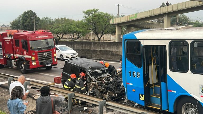 Duas pessoas ficam feridas em acidente entre carro e ônibus na rodovia Santos Dumont