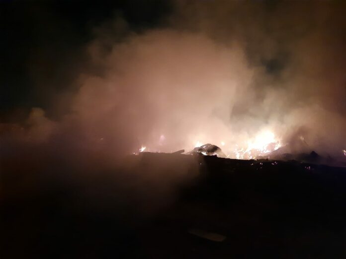 Ecoponto em Americana pega fogo durante a madrugada Ecoponto em Americana pega fogo durante a madrugada