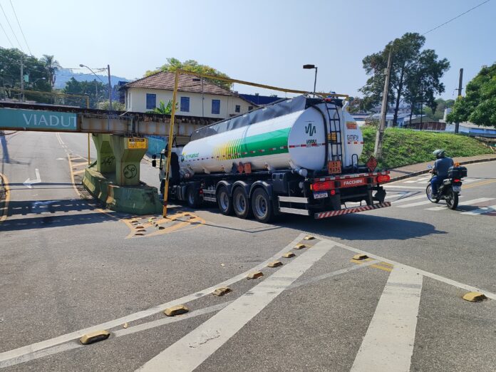 Caminhão-tanque fica preso quando passava por viaduto em Vinhedo Caminhão-tanque fica preso quando passava por viaduto em Vinhedo