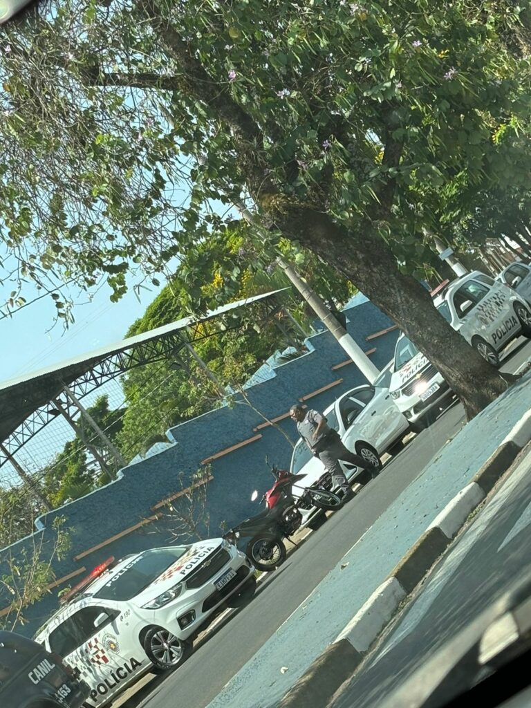 Adolescente é internado em estado grave após ser esfaqueado por colega na escola