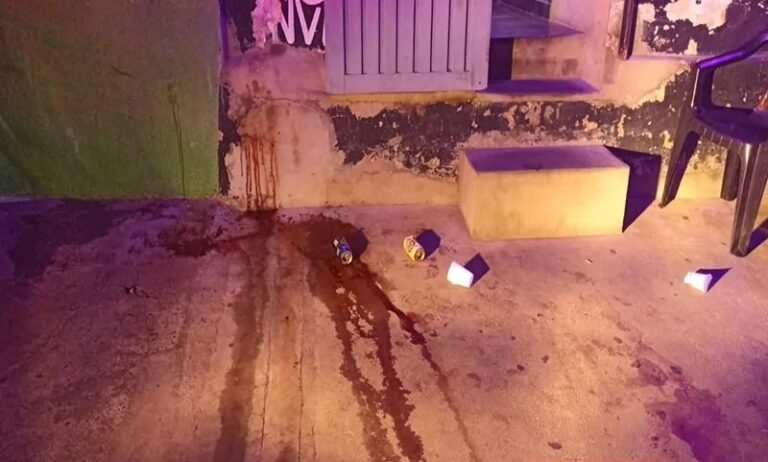 Homem desfere facadas contra a ex-mulher após flagrar a vítima com o atual companheiro