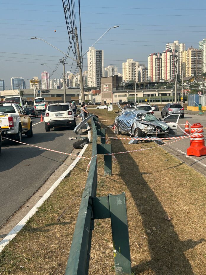 Mulher morre e homem fica ferido em acidente no Anel Viário, em São José Mulher morre e homem fica ferido em acidente no Anel Viário, em São José
