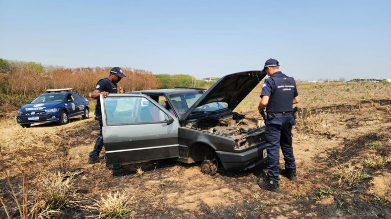Carro furtado é achado sem as rodas, pneus, faróis, bateria e com placas de dois outros veículos