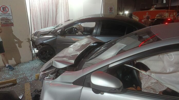 Carro invade sexshop após se envolver em acidente em São José