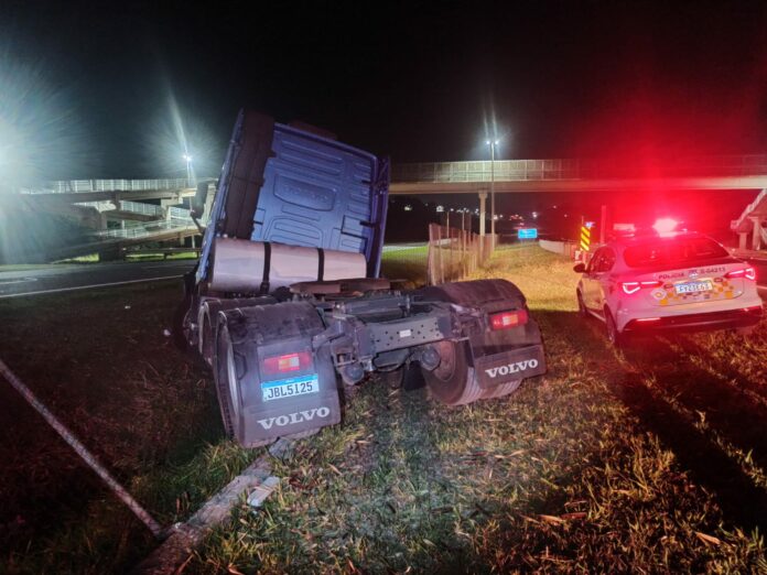 Caminhão roubado na Rodovia Campinas-Mogi é recuperado após perseguição Caminhão roubado na Rodovia Campinas-Mogi é recuperado após perseguição