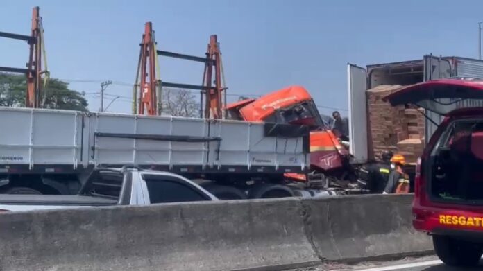 Acidente entre caminhão e carreta interdita Dutra em São José Acidente entre caminhão e carreta interdita Dutra em São José