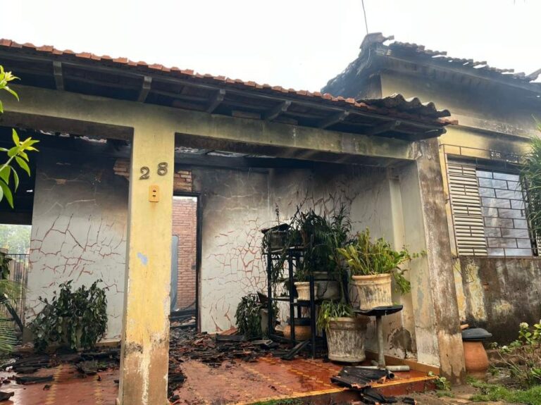 Casa deverá ser demolida em Araçatuba após incêndio