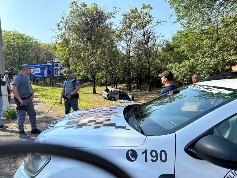 Homem morre após carro atingir árvore em Campinas