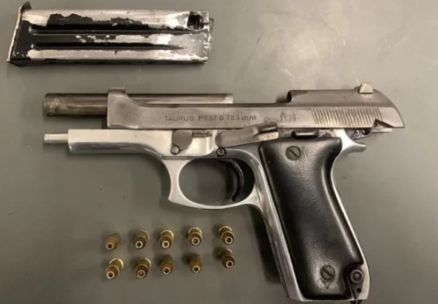 Homem saca arma em discussão de trânsito e é preso em flagrante em Santos