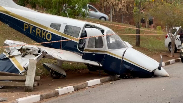 Avião monomotor invade avenida durante pouso em aeroporto de Bragança Paulista