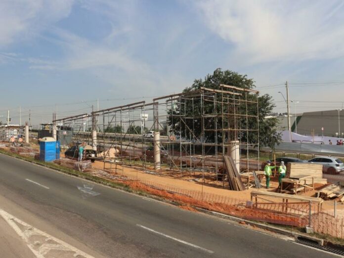 Bloqueio será em frente ao Shopping Parque das Bandeiras para concretagem de piso rígido. Via ficará interditada por 15 dias