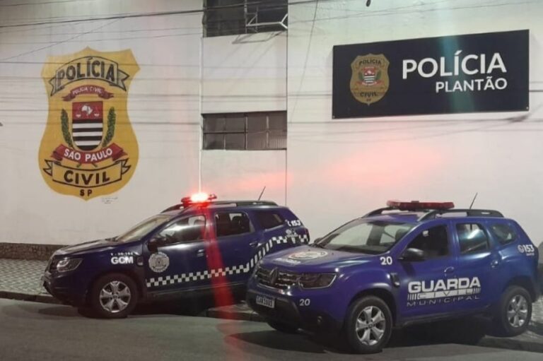 Homem que devia pensão alimentícia é preso após ser ‘dedurado’ por placa de moto em São Vicente