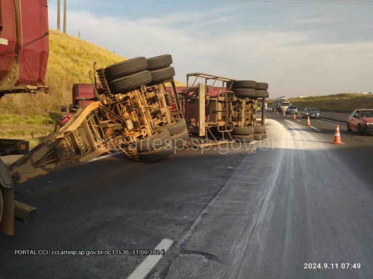 Carreta carregada com açúcar tomba na Rodovia dos Bandeirantes