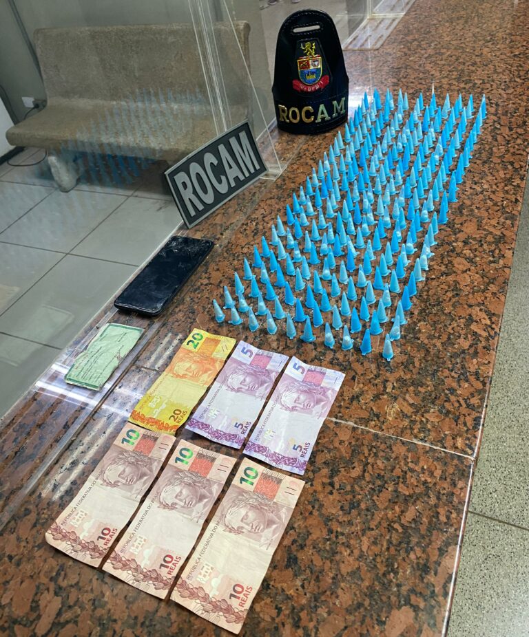 Um homem de 20 anos foi preso e 243 microtubos com cocaína foram apreendidos pela Polícia Militar no bairro Jardim Vitória, em Piracicaba. O entorpecente estava escondido em um buraco na calçada.