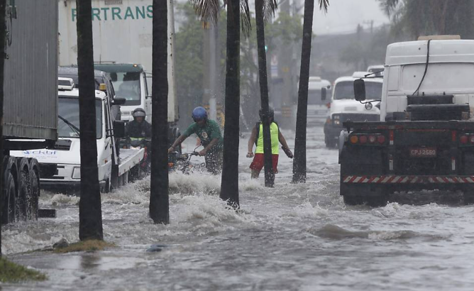 Litoral de SP terá alerta até 4 dias antes de inundações e ressacas