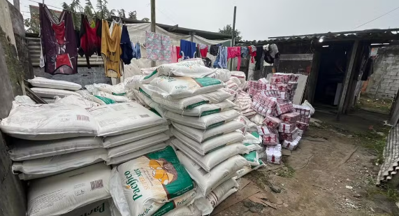 Polícia recupera 8 toneladas de farinha e sequestradores de caminhoneiro são presos em São Vicente